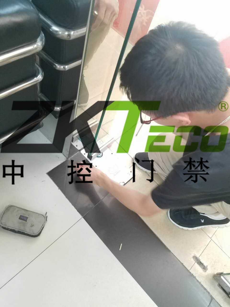 中控門禁公司在越秀區(qū)更換玻璃門彈簧，調維修玻璃門